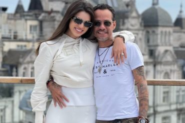 Critican a Marc Anthony por la forma en la que abrazó a la madre de su esposa Nadia Ferreira: puso su mano cerca de una de sus boobies (+Foto)