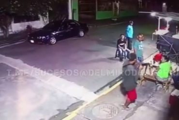 Difunden video de varios delincuentes robando con armas largas a clientes de un puesto de perrocalientes en Yare