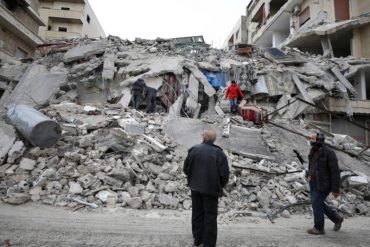 Rescatan después de 9 días del terremoto a una mujer de 70 años de edad en Turquía