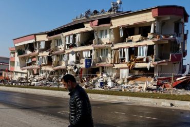 Turquía ordena derribar de inmediato 50.000 edificios dañados por el terremoto