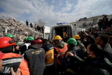 Rescataron a cuatro personas en Turquía tras cumplirse cuatro días del devastador terremoto