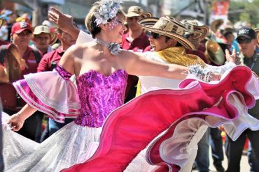 Verónica Alcocer, primera dama de Colombia, se viraliza en redes por sus bailes y participación en el carnaval de Barranquilla (+Videos)