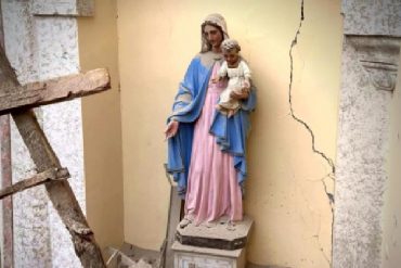 Hallaron intacta una imagen de la Virgen María tras derrumbe de catedral en Turquía por sismo