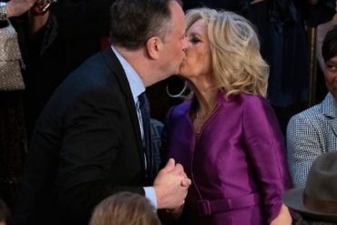El controversial beso entre Jill Biden y el esposo de Kamala Harris antes del discurso del Estado de la Unión (+Video)