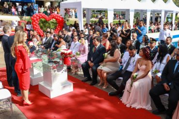 La boda colectiva en la que contrajeron nupcias 25 parejas en Chacao durante el Día de San Valentín (+Video)