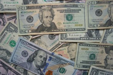 Cuba vuelve a permitir depósitos de dólares en efectivo a cuentas particulares
