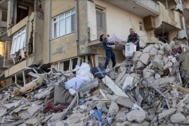 «Nuestros hijos vivirán en ciudades más sólidas»: Turquía investiga a contratistas de edificios tras devastador sismo (van más de 160 detenidos)