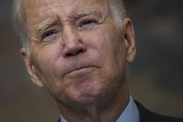 “Dios salve a la reina”: La confusa frase de Biden tras finalizar un discurso sobre el control de armas en EE.UU. (+Video)