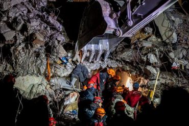 Tras 198 horas atrapados fueron rescatados tres jóvenes en Turquía