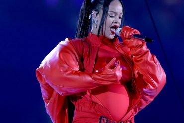 Rihanna deslumbró en el show de medio tiempo del Super Bowl y desató la locura por  revelar su segundo embarazo (+Videos)