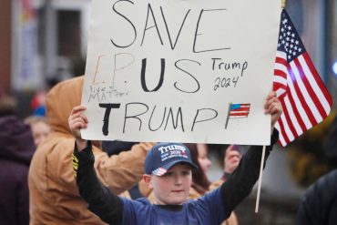 Trump visitó la zona afectada por derrame de productos tóxicos tras descarrilamiento de tren en Ohio (+Video)