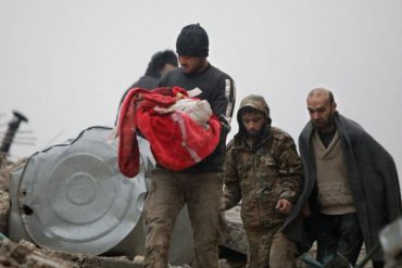 El doloroso llanto de un padre tras perder a su bebé en el terremoto en Siria (+Video)