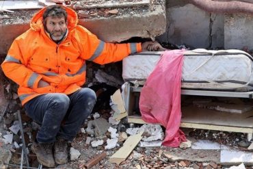 La desgarradora imagen de un padre que se niega a soltar la mano de su hija de 15 años fallecida en el terremoto de Turquía