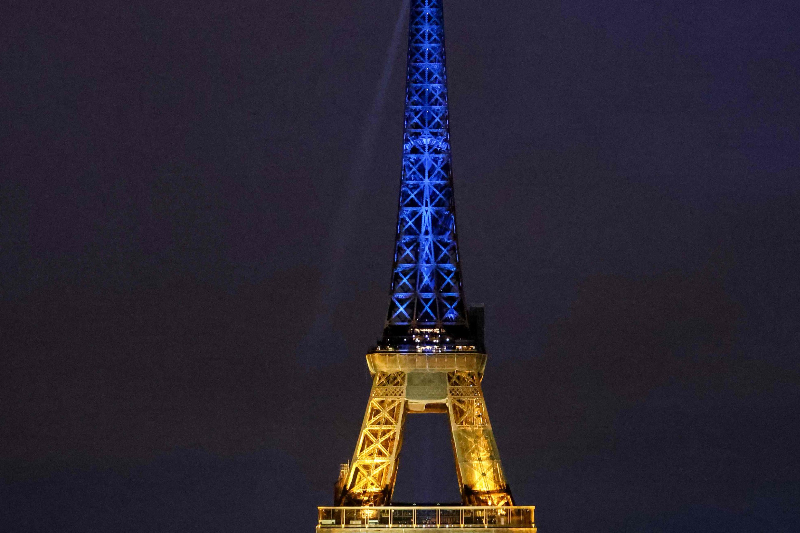 Torre Eiffel Se Iluminó Este 23feb Con Los Colores De La Bandera De Ucrania Al Cumplirse Un Año 8955