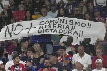 “Abajo el comunismo”: así los cubanos pidieron libertad para su país en la semifinal del Clásico Mundial de Béisbol (+Videos)