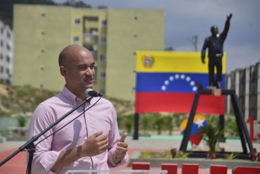 Ahora sí Venezuela se arregló: Héctor Rodríguez develó una estatua en un urbanismo en Los Teques (+Video)