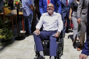 “Hasta con una pata mala”: Jorge Rodríguez hace show trasladándose en una silla de ruedas por el Palacio Federal Legislativo (+Fotos y videos)