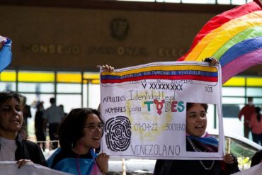 Comunidad LGBTI protestó frente al CNE para exigir cambio de nombre a trans