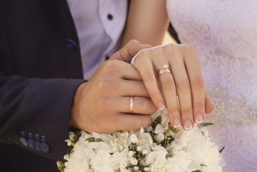 Mujer murió de un ataque cardíaco durante su boda y le pidieron al novio casarse con su hermano menor