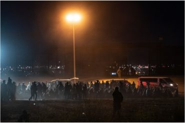 Al menos 1.000 migrantes cruzaron de México a EEUU tras la tragedia en Ciudad Juárez (+Fotos)