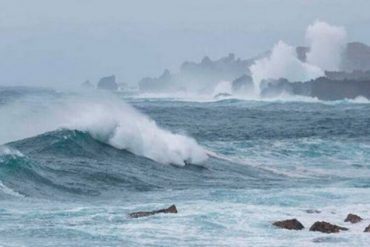 Prevén olas de hasta dos metros de altura en todas las costas venezolanas este #21Mar