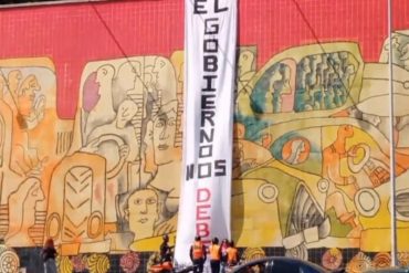 “El gobierno nos debe”: La pancarta que desplegaron mujeres por su día en un mural de Zapata (+Video)