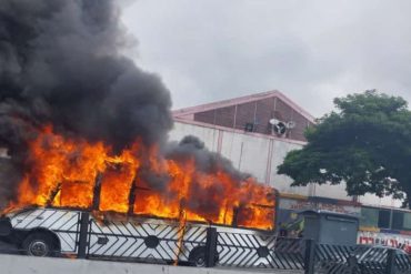 Autobús de pasajeros se incendió en la avenida Sucre adyacente a la Clínica Popular Catia (+Fotos +Videos)