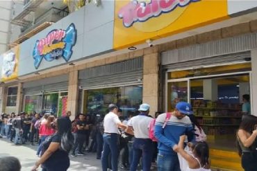 Las megacolas que se arman en nuevo local de Chacao donde venden hasta 100 gramos de gomitas Trululu en un dólar (+Fotos +Videos)