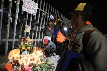 Venezolanos entonaron el himno nacional en vigilia en memoria de los migrantes fallecidos por incendio en Ciudad Juárez (+Video)