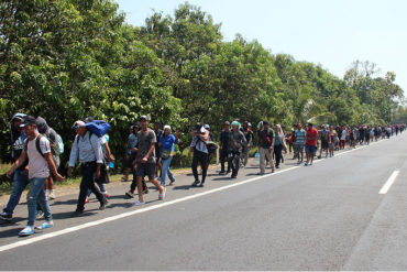 Venezolanos en multitudinaria caravana de migrantes salieron desde el sur de México rumbo a Estados Unidos, pese a restricciones