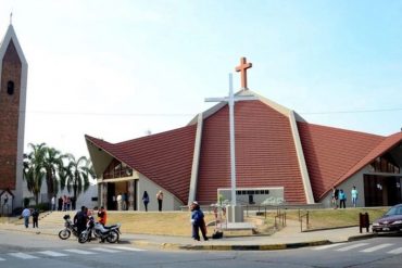 Sujeto se metió a robar en una iglesia y se quedó dormido con el botín: el cura lo descubrió