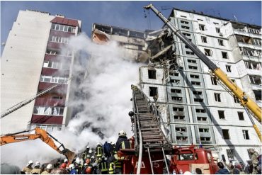 Suben a al menos 14 la cifra de muertos por bombardeo ruso contra un edificio residencial de la ciudad ucraniana de Umán (+Datos)