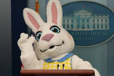 Un conejo de pascua se robó toda la atención al irrumpir en una rueda de prensa en la Casa Blanca (+Video)