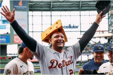 Miguel Cabrera recibió un homenaje pintoresco y particular en su último partido en Milwaukee (+Video)