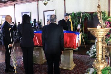 Maduro entregó orden “Libertadores de Venezuela” a familiares de Tibisay Lucena: así transcurrió la capilla ardiente de la expresidenta del CNE (+Videos)