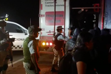 Hallan a más de 200 migrantes hacinados en un camión abandonado en México