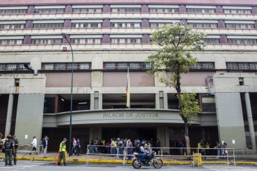 “Tengo que comenzar el proceso desde cero”: Reportero gráfico que fue preso político alerta sobre masiva remoción de jueces en Caracas (+Video)