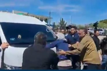 Migrantes interceptaron caravana de López Obrador en Ciudad Juárez para exigir justicia por las víctimas del incendio en el que murieron 39 personas (+Video)