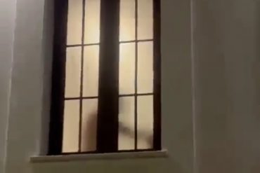 Una pareja fue grabada teniendo sexo mientras pasaba una procesión frente a su ventana (+Video)