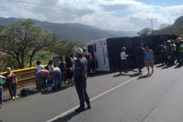 Nueve heridos tras vuelco de un autobús en la Autopista Regional del Centro este jueves santo (+Imágenes)