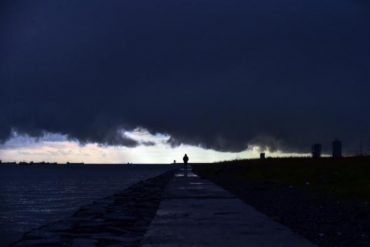 Gigante nube negra convirtió el día en noche en Estambul: ocultó el sol por cinco minutos (+Video)