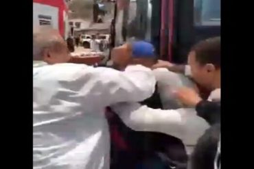 Bajaron a golpes a sujeto que robó a pasajera en un bus de La Guaira: lo entregaron a la policía (+Video)