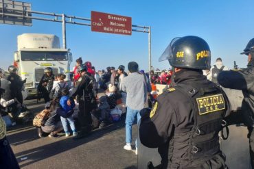 Decenas de migrantes retenidos entre la frontera de Chile y Perú ante medidas de “seguridad” anunciadas por el gobierno de Dina Boluarte (+Videos)