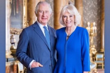 Buckingham difundió la nueva foto del rey Carlos III y la reina consorte Camila y la invitación a más de 2.000 personas a la coronación
