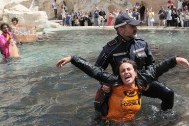 La razón por la que activistas climáticos tiñeron de negro La Fontana de Trevi en Roma (+Video)