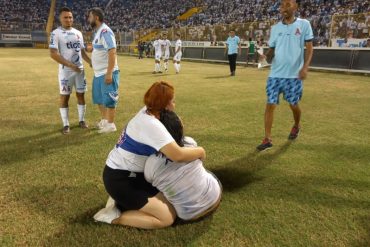 La dolorosa reacción de una mujer al identificar a uno de los aficionados fallecidos tras la estampida en un estadio de El Salvador (+Video)