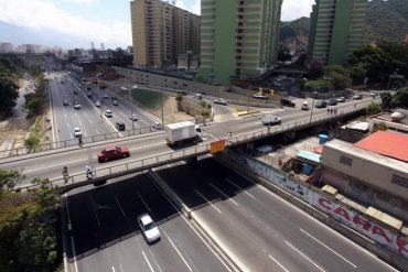 Encontraron los cadáveres de dos mujeres a un costado de la autopista a la altura de Quinta Crespo en Caracas