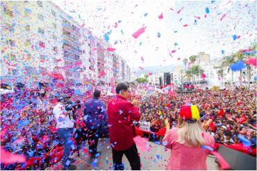 Rotundo “no”: chavistas protestaron en plena concentración de Maduro en rechazo a la decisión de no aumentar el salario (+Video)