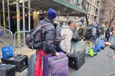 Nueva York abrirá gimnasios para albergar a migrantes por saturación de refugios