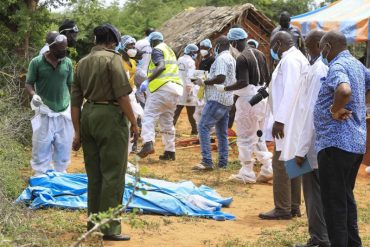 Autopsias a cientos de cadáveres de miembros de secta religiosa en Kenia revelaron ausencia de varios órganos